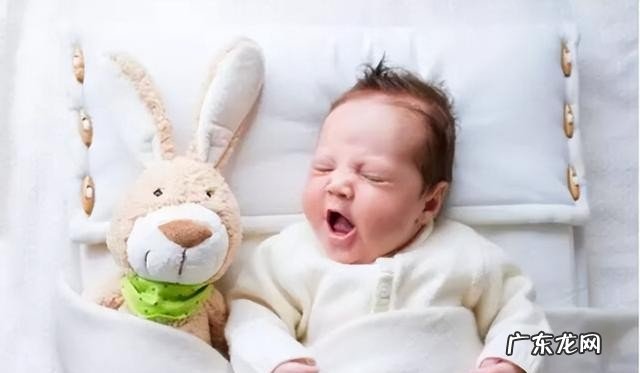 宝宝要枕枕头常见的信号 婴儿什么时候用枕头