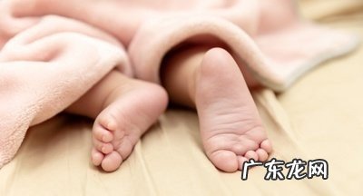 如何判断孩子冷不冷 孩子睡觉不盖脚的危害