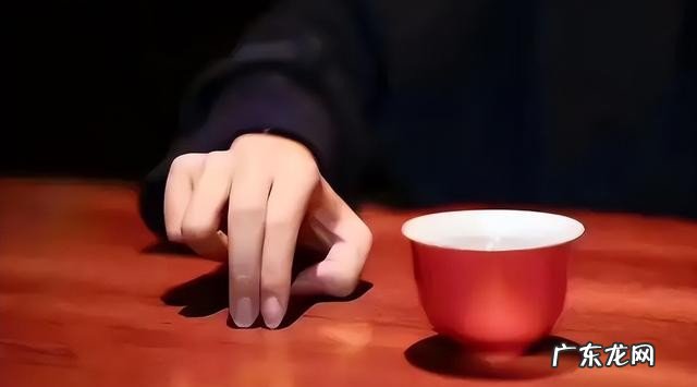 喝茶如何行叩指礼 喝茶礼仪手势扣几下