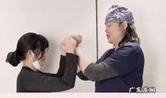 两个动作解决产后胸缩水 女人生完孩子胸部变小了怎么办